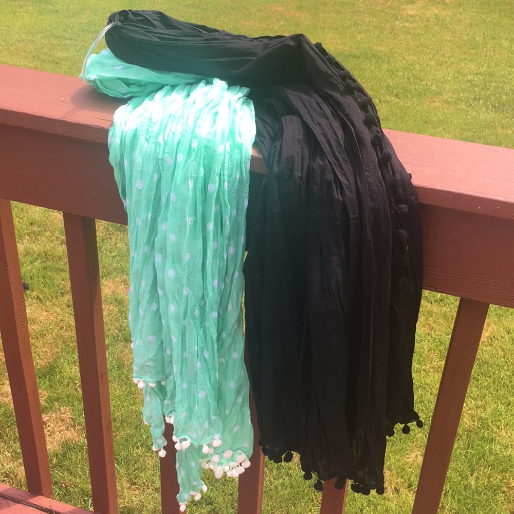 ✂️ NWT Scarf set of 2